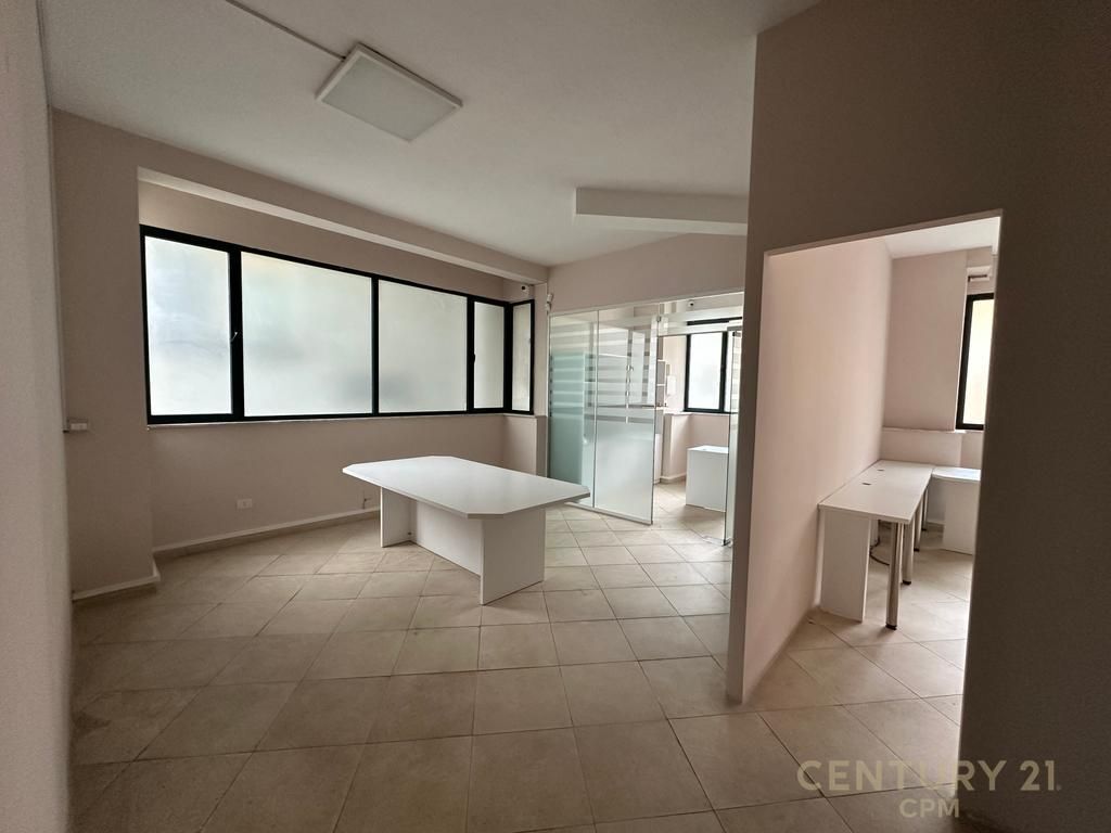 Jepet Zyrë Me Qira në 21 Dhjetori. 1,000 € /Muaj