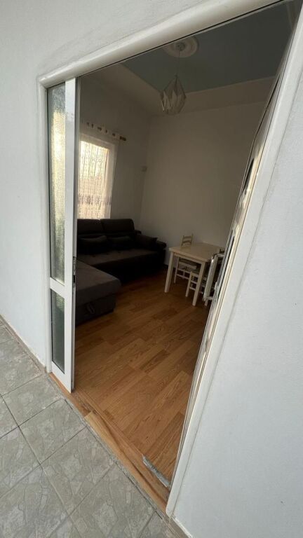 Jepet me qira shtëpi private dy-katëshe, e ndodhur rreth 500 metra vijë ajrore nga Lungomare.