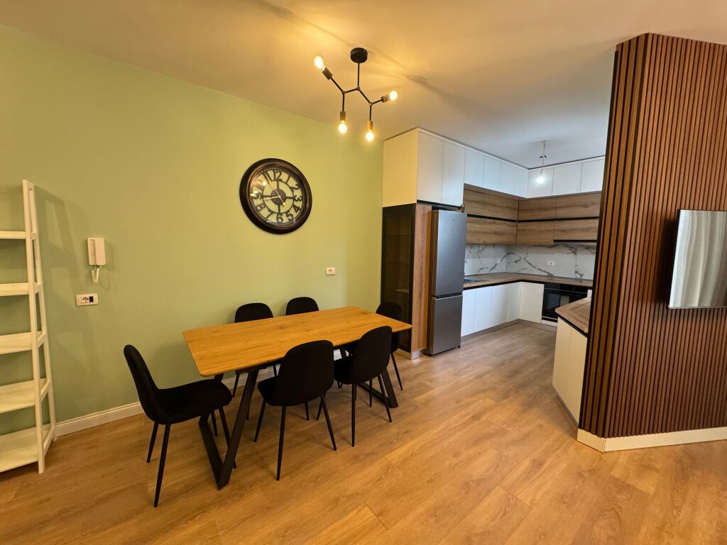 Jepet me qira super duplex 3+1+2 + 2 poste parkimi 📍 Kompleksi FZ – Liqeni i Thatë  Apartament super duplex i pozicionuar në katin e 5-të dhe 6-të, në pallat të ri me ashensor. 📐 Ambient shumë i mirëorganizuar, modern dhe funksional.  🔹 Tipologjia: 3 dhoma gjumi + sallon + kuzhinë + 2 tualete 🔹 Poste parkimi: 2 🔹 Gjendja: I sapoarredurar, i pabanuar më parë 🔹 Pallat i ri, ndërtim cilësor 🔹 Zona: Rezidenciale, e qetë dhe shumë e kërkuar  💶 Çmimi: 1500 € / muaj  📞 Ideal për familje ose profesionistë që kërkojnë komoditet dhe cilësi jetese.