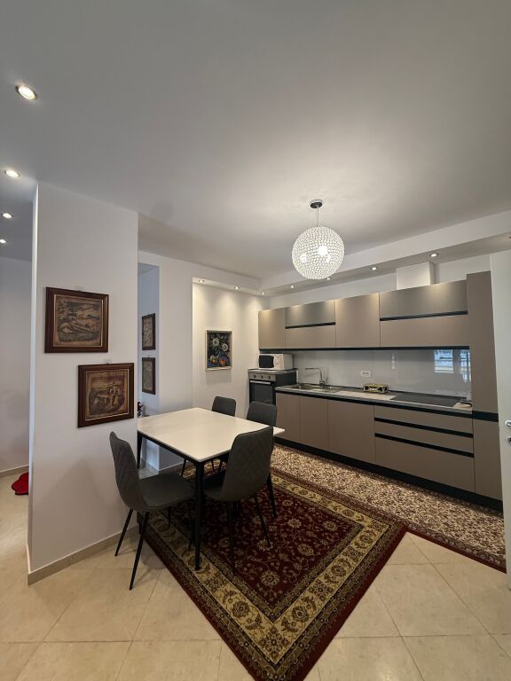 🏠JEPET ME QIRA Apartament 3+1+2+bllk 📍Selvia, prane Qendres 🏢Kati i 7, me ashensor  🛋️Hyrja eshte e mobiluar 📐Sip. 120m2 Neto 💶 Çmimi: 1500€