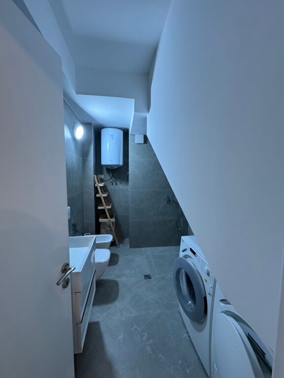 Jepet me qira super duplex 3+1+2 + 2 poste parkimi 📍 Kompleksi FZ – Liqeni i Thatë  Apartament super duplex i pozicionuar në katin e 5-të dhe 6-të, në pallat të ri me ashensor. 📐 Ambient shumë i mirëorganizuar, modern dhe funksional.  🔹 Tipologjia: 3 dhoma gjumi + sallon + kuzhinë + 2 tualete 🔹 Poste parkimi: 2 🔹 Gjendja: I sapoarredurar, i pabanuar më parë 🔹 Pallat i ri, ndërtim cilësor 🔹 Zona: Rezidenciale, e qetë dhe shumë e kërkuar  💶 Çmimi: 1500 € / muaj  📞 Ideal për familje ose profesionistë që kërkojnë komoditet dhe cilësi jetese.