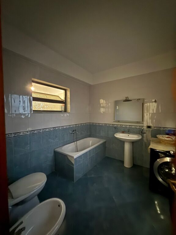 🏡Japim me qera Kati i 2-të i një vile – mbrapa Spitalit Ushtarak ✨