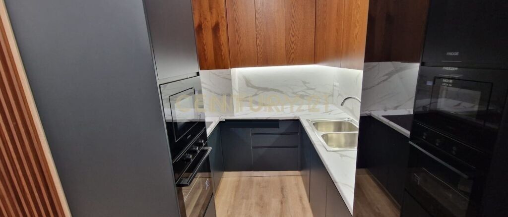 ME QIRA APARTAMENT PREMIUM 2+1+2+POST PARKIMI TE BULEVARDI I RI