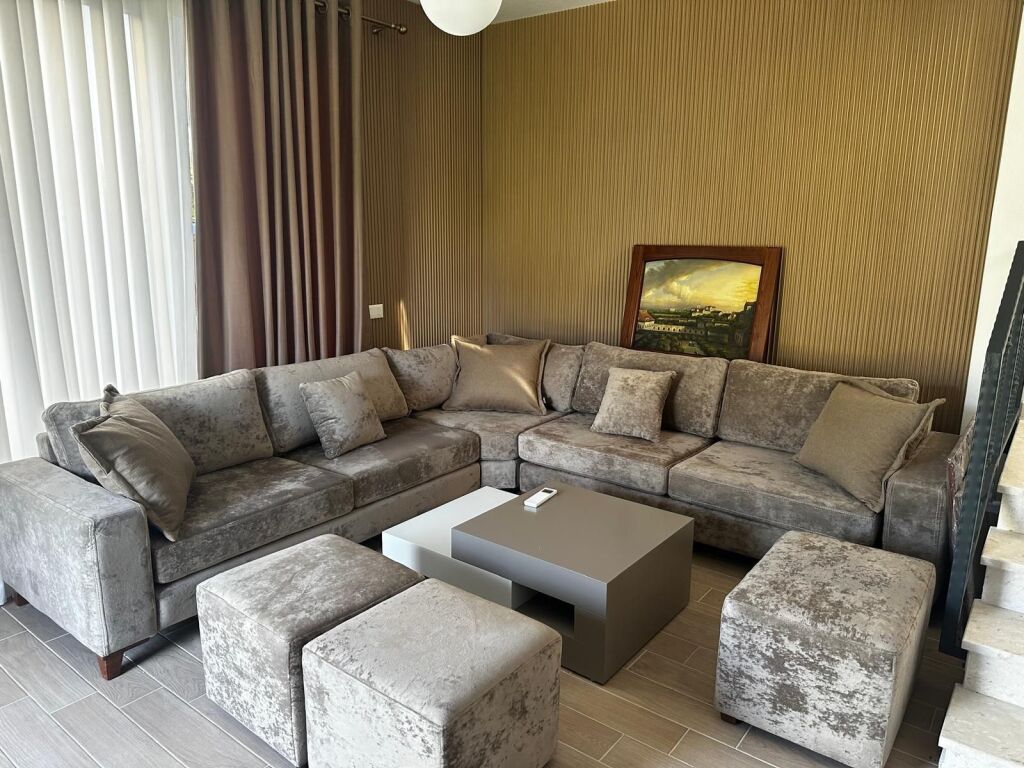 Vilë për Shitje Pranë Gjirit të Lalëzit