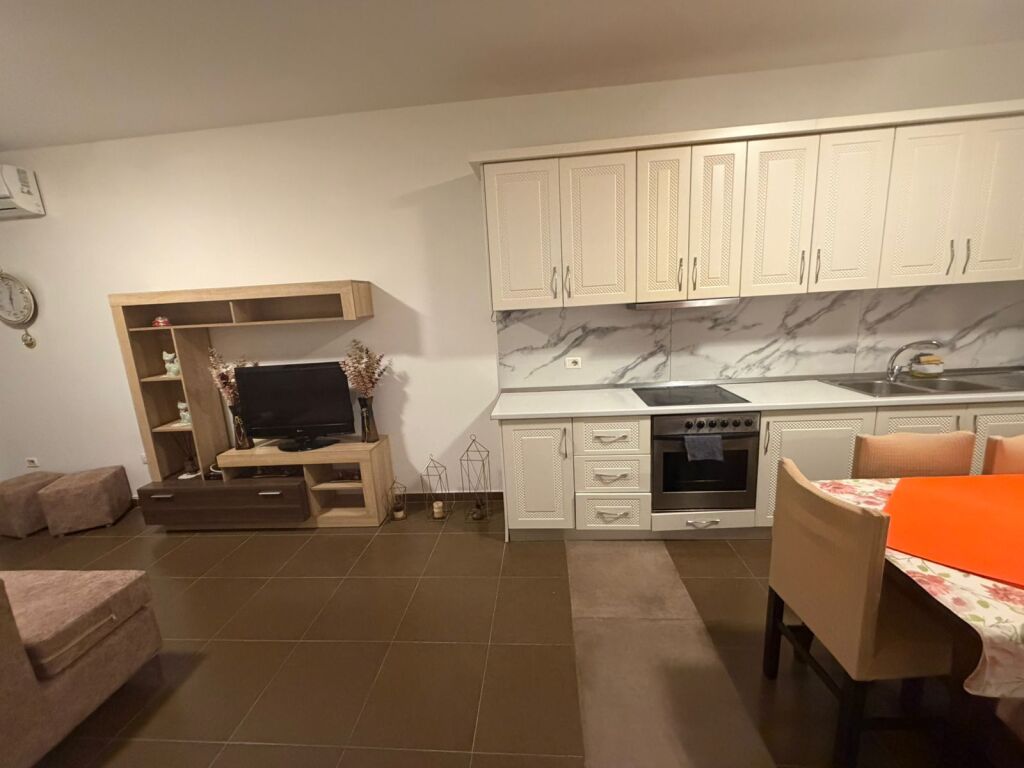 For rent 2+2+parking furnished dry lake 649 eu