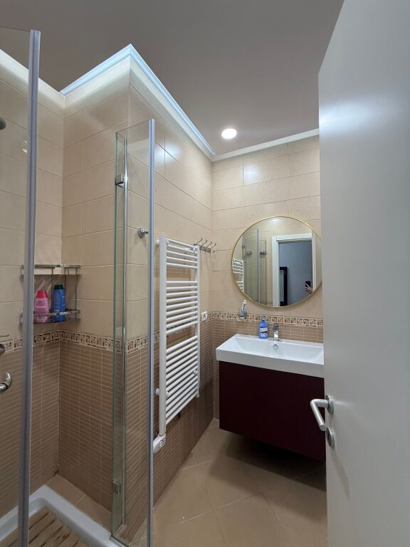 🏠JEPET ME QIRA Apartament 3+1+2+bllk 📍Selvia, prane Qendres 🏢Kati i 7, me ashensor  🛋️Hyrja eshte e mobiluar 📐Sip. 120m2 Neto 💶 Çmimi: 1500€