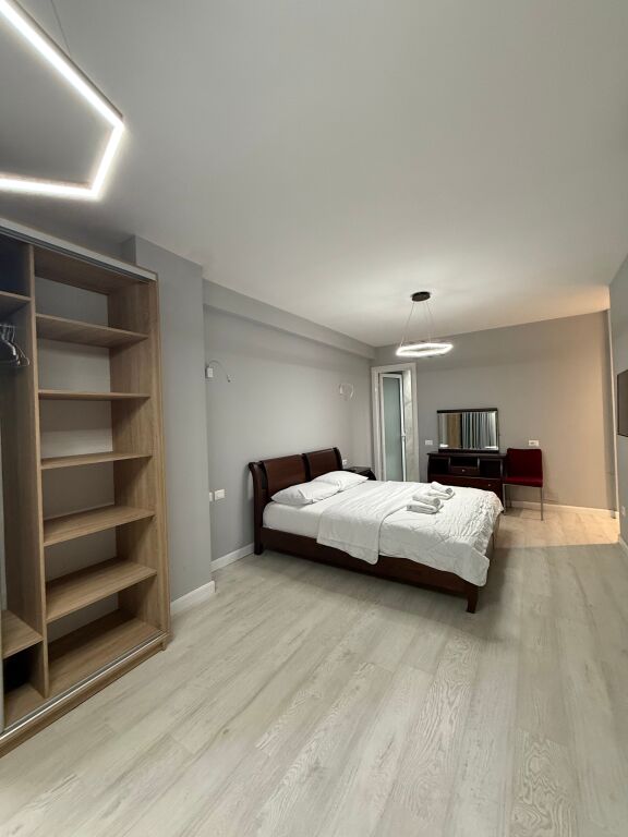 🏠Shitet Apartament 2+1+2 📍Rruga e Barrikadave 🏢Kati i 2, me ashensor 📐Sip. 112m2  💶 Çmimi: 250.000€•Me Hipoteke