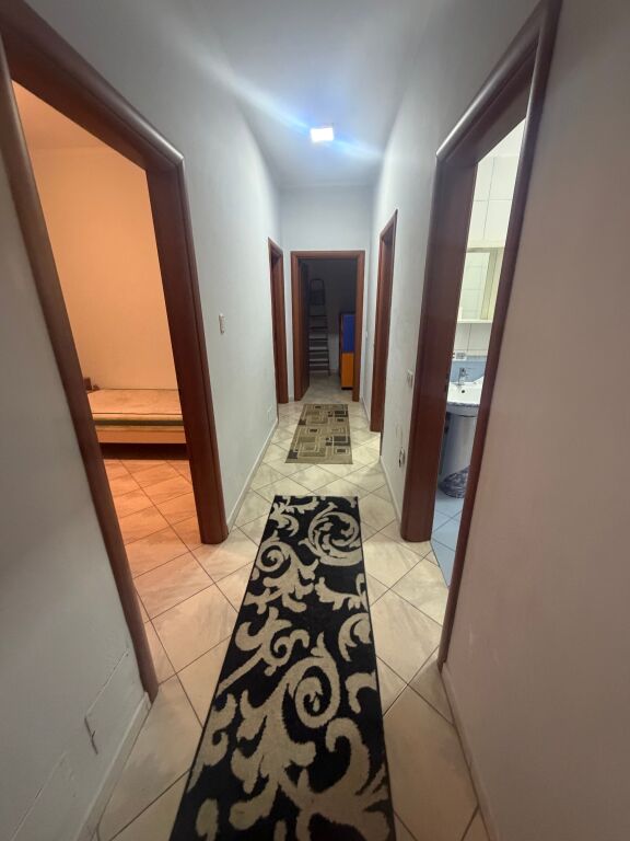 2+1,arredato vicino allo zoo,giardino vicino al bar la fontana,prezzo 600 mila leke