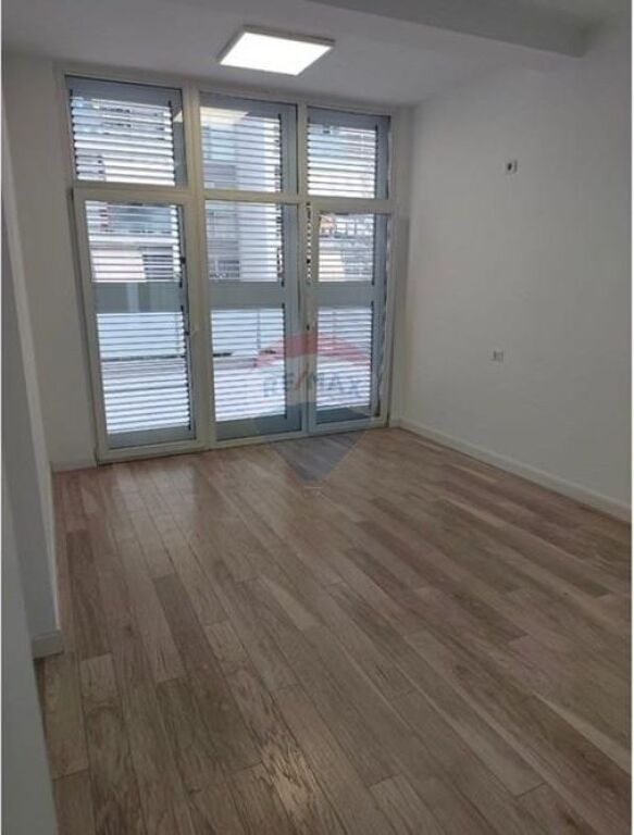 Jepet me Qira Ambjent Biznesi te Komuna e Parisit