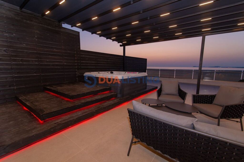 Shesim Penthouse Ikonik me Verandë Panoramike , Vlore Jetë Luksi mbi Detin Jon, Vlorë