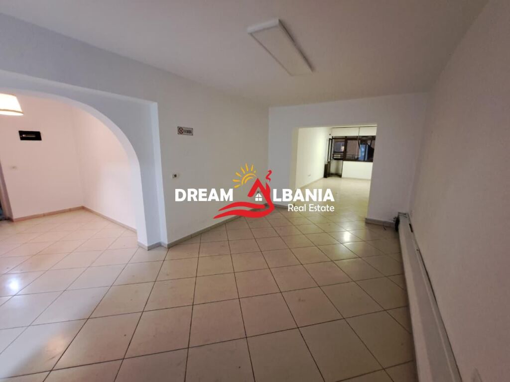 Ambient Biznesi/Zyre ne Shitje ne Zonen e Myslym Shyrit, prane Someg (ID 4161111)