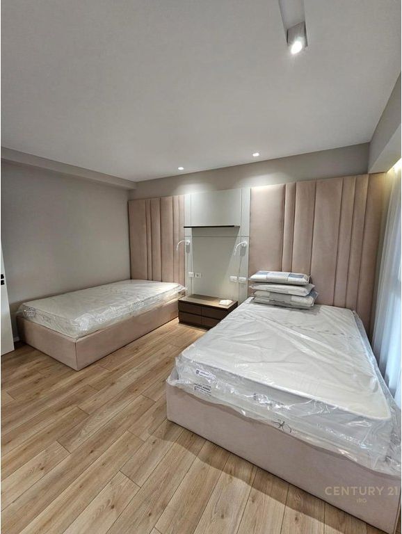 Duplex 2+1+2 te Tirana Garden Building