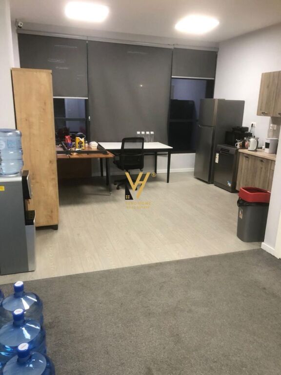 JEPET ZYRE 455 M2 ME QERA TE RRUGA HOXHA TAHSIM 5.000 EURO