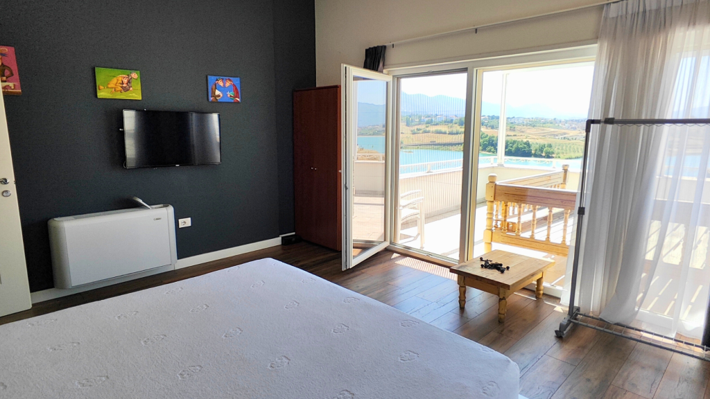 Tek Liqeni Farkes Shitet Vile Me Çmim OKAZION, Vetem 1580 Euro/m²