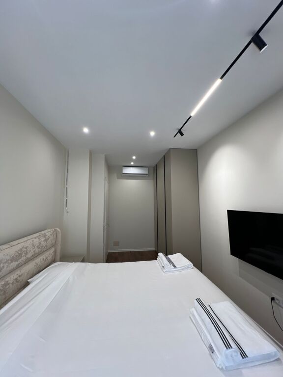 APARTAMENT 1+1 ME QIRA . RRUGA E BARIKADAVE 700 EURO