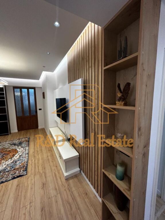 🏡 Jepet me qira apartament 3+1 – Rr. Sulejman Pitarka (përballë Tatimeve)
