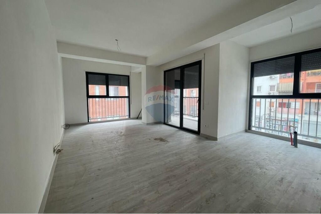 Apartament ne shitje 3+1+2 tek Bulevardi i Ri!!