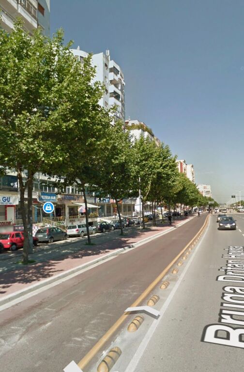 SHOP FOR SALE 54 M2 LAPRAKE 220,000 EURO