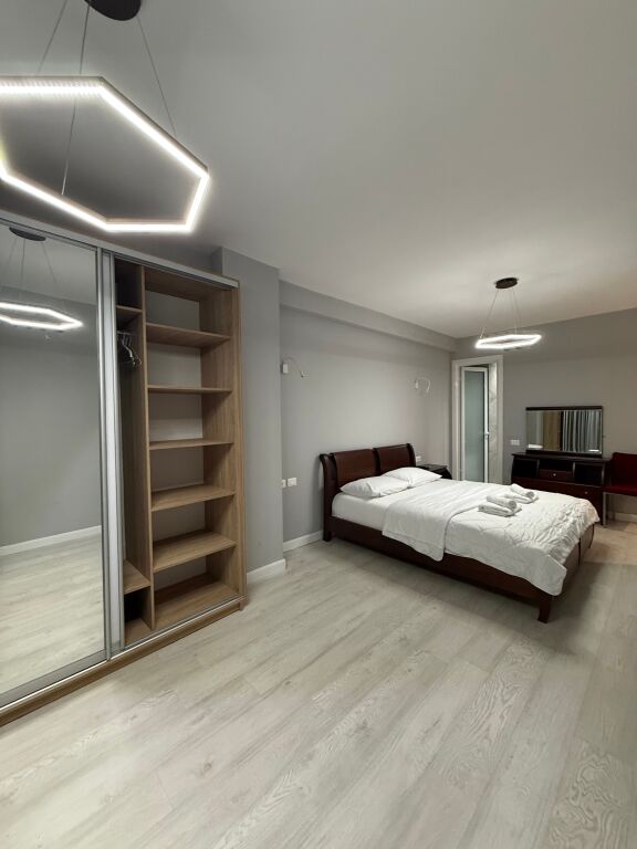 🏠Shitet Apartament 2+1+2 📍Rruga e Barrikadave 🏢Kati i 2, me ashensor 📐Sip. 112m2  💶 Çmimi: 250.000€•Me Hipoteke