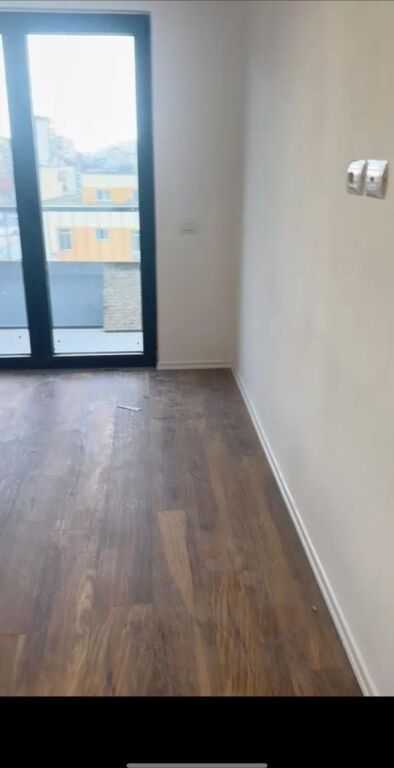 ZYRE ME QERA 106 M2 RRUGA E BARRIKADAVE 1.200 EURO
