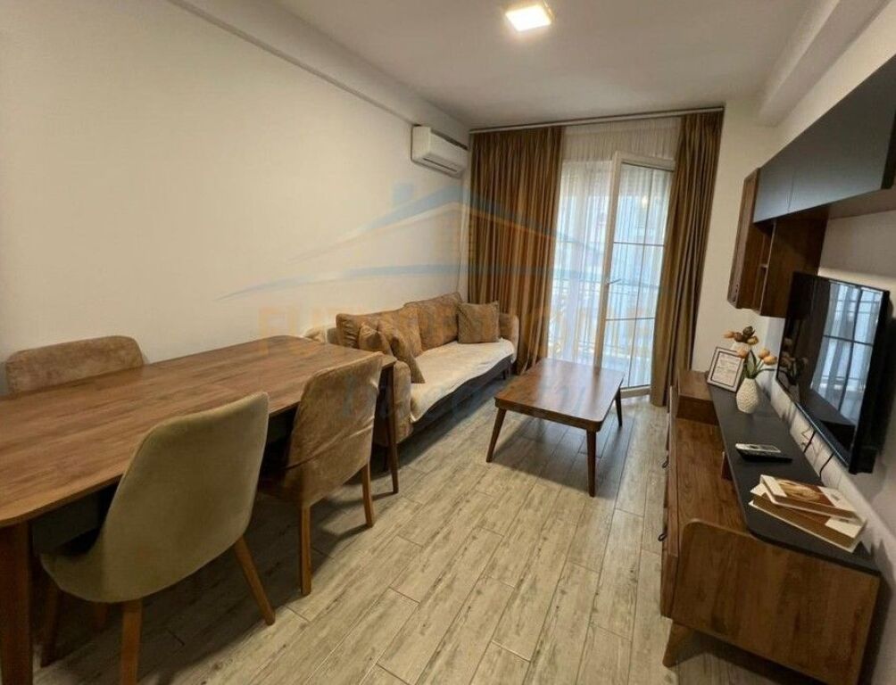 Qera, Apartament 1+1, Rruga 5 Maji, Tiranë.