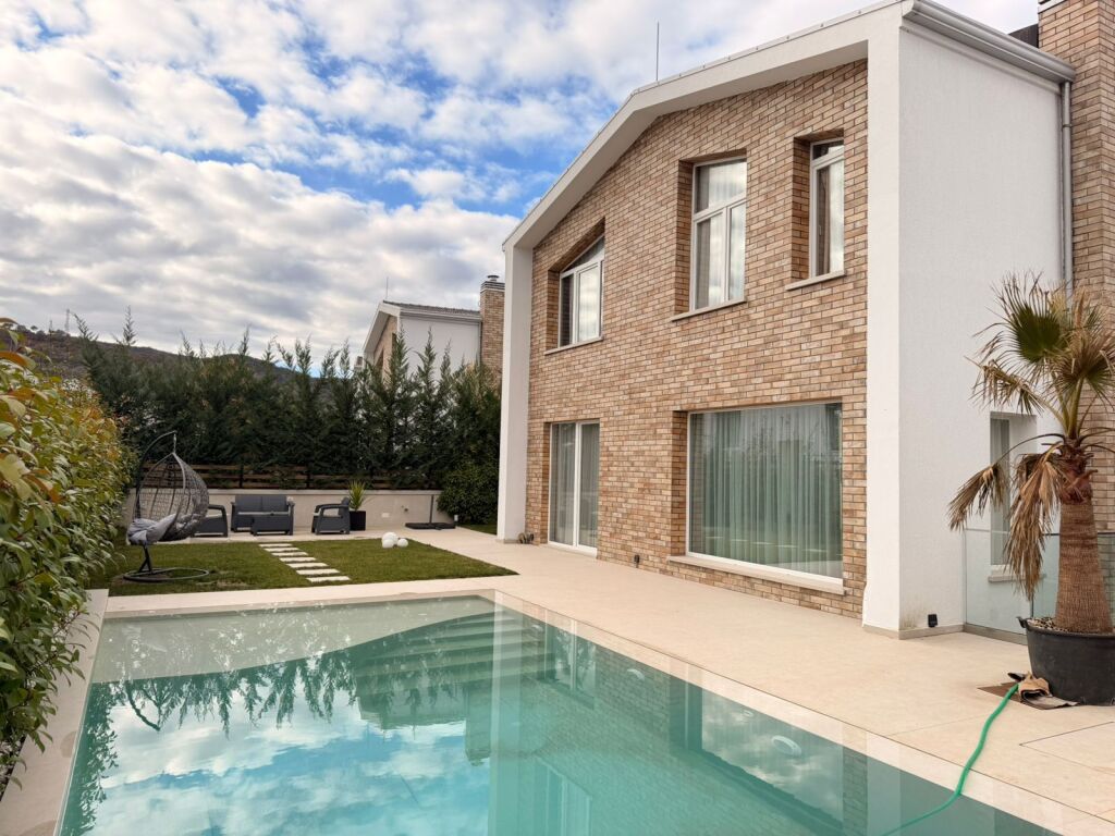 JEPET VILE ME PISHINE TEK REZIDENCA ELYSIUM NE MJULL BATHORE !!