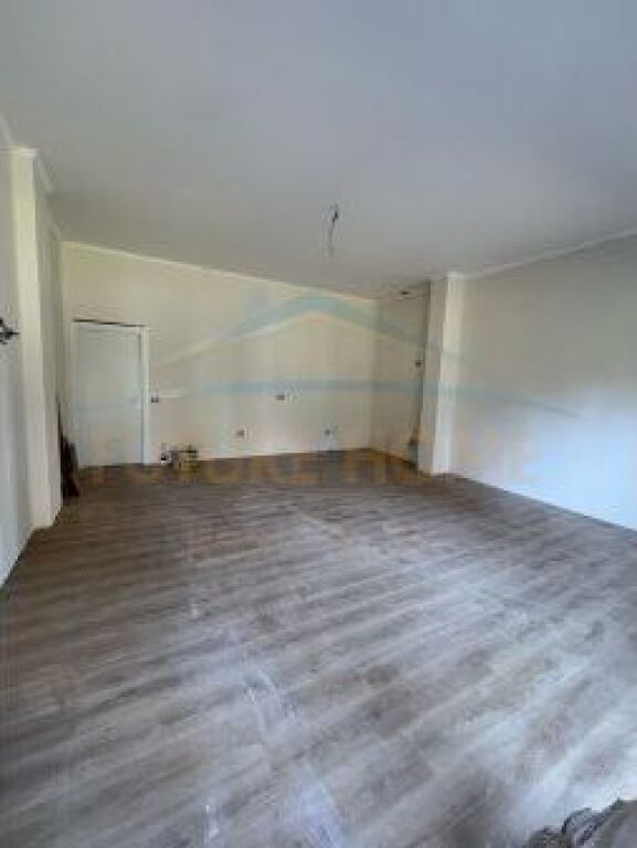 Shitet, Apartament 2+1+2, Fresku, Tiranë