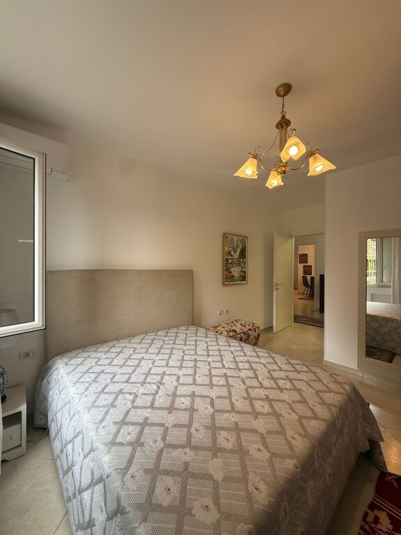 🏠JEPET ME QIRA Apartament 3+1+2+bllk 📍Selvia, prane Qendres 🏢Kati i 7, me ashensor  🛋️Hyrja eshte e mobiluar 📐Sip. 120m2 Neto 💶 Çmimi: 1500€