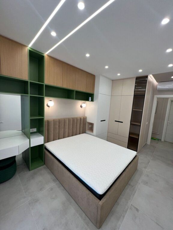 🏢Ne zonen e Laprakes,pak minuta larg Zojes se Keshillit te Mire jepet me qera apartament 2+1+post parkimi,i mobiluar 80,000Leke