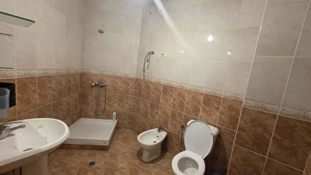 Jepet me qera apartament 2+1+2 tualete te Mbikalimi i Komunes