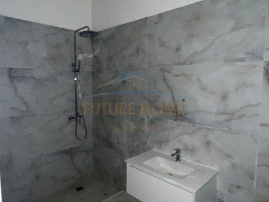 Shitet, Apartament 1+1, Fresku , Tiranë
