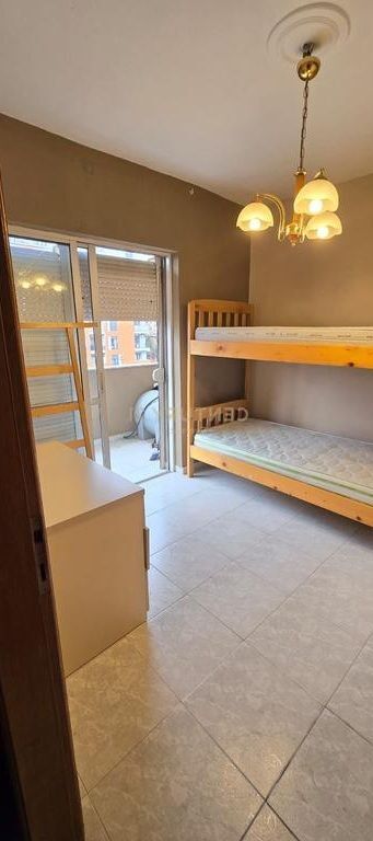 Apartament 3+1 ne shitje prane rruges Mine Peza