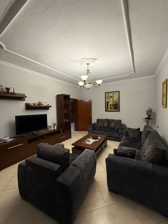 🏡Japim me qera Kati i 2-të i një vile – mbrapa Spitalit Ushtarak ✨