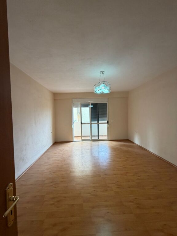 Shitet Apartament 2+1 Medreseja,136000