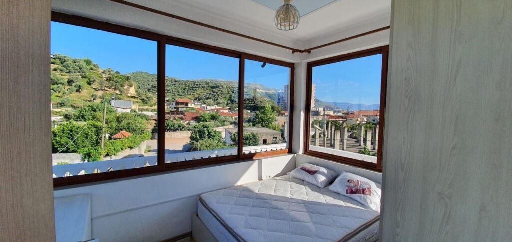 Jepet me qira shtëpi private dy-katëshe, e ndodhur rreth 500 metra vijë ajrore nga Lungomare.