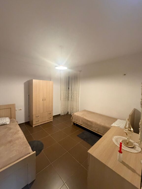 2+1,i mobiluar,rruga peti liqeni i thate,cmimi 650 euro me parkin