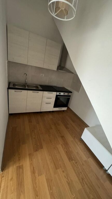 Jepet me qira shtëpi private dy-katëshe, e ndodhur rreth 500 metra vijë ajrore nga Lungomare.