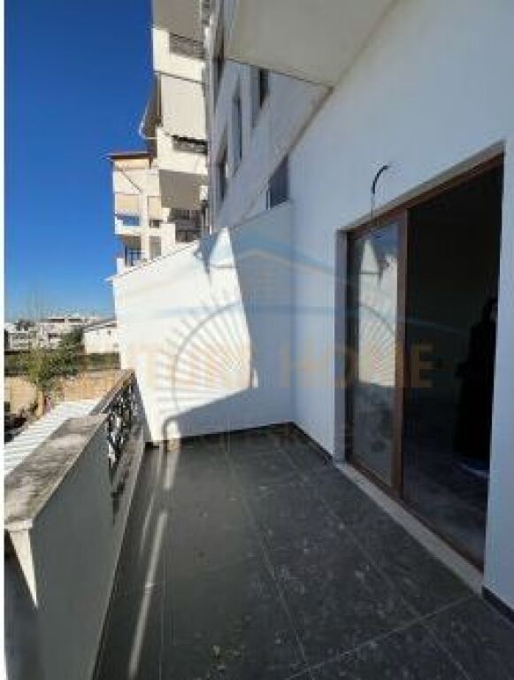 Shitet, Apartament 2+1+2, Fresku, Tiranë
