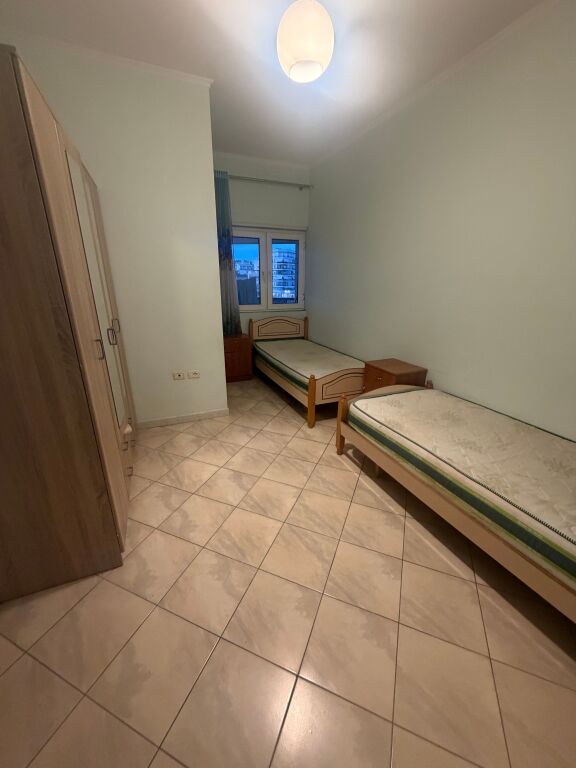 2+1,arredato vicino allo zoo,giardino vicino al bar la fontana,prezzo 600 mila leke