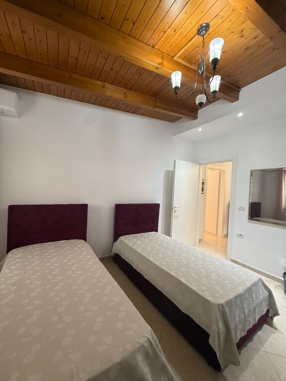 🏠JEPET ME QIRA Apartament 3+1+2+bllk 📍Selvia, prane Qendres 🏢Kati i 7, me ashensor  🛋️Hyrja eshte e mobiluar 📐Sip. 120m2 Neto 💶 Çmimi: 1500€