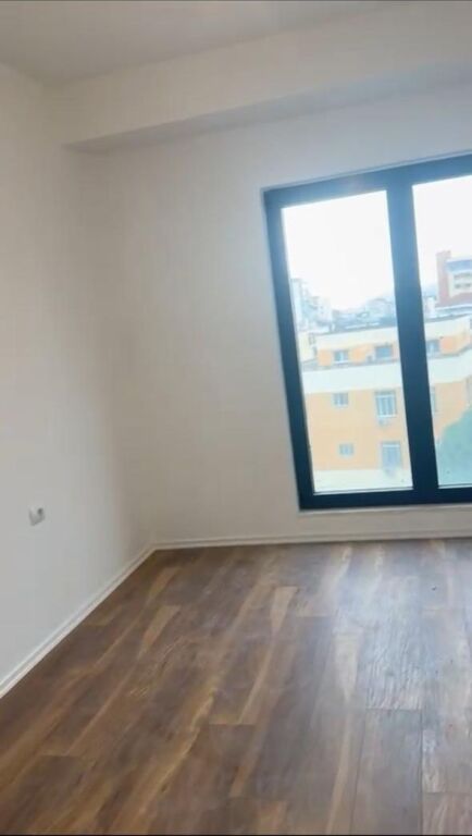 ZYRE ME QERA 106 M2 RRUGA E BARRIKADAVE 1.200 EURO
