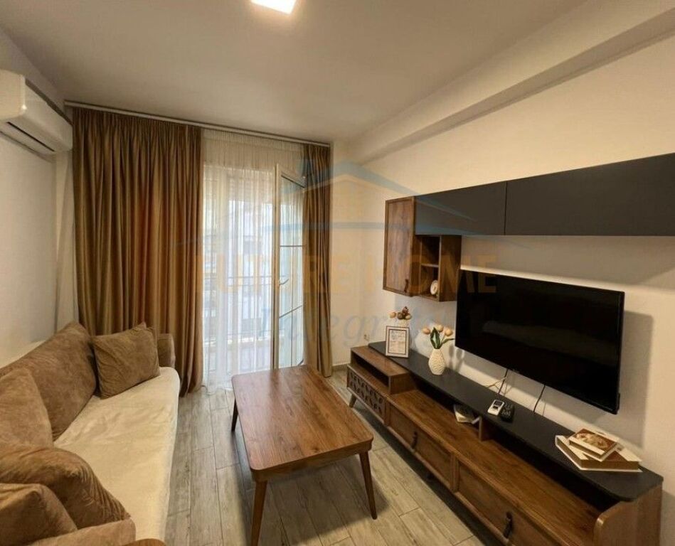 Qera, Apartament 1+1, Rruga 5 Maji, Tiranë.