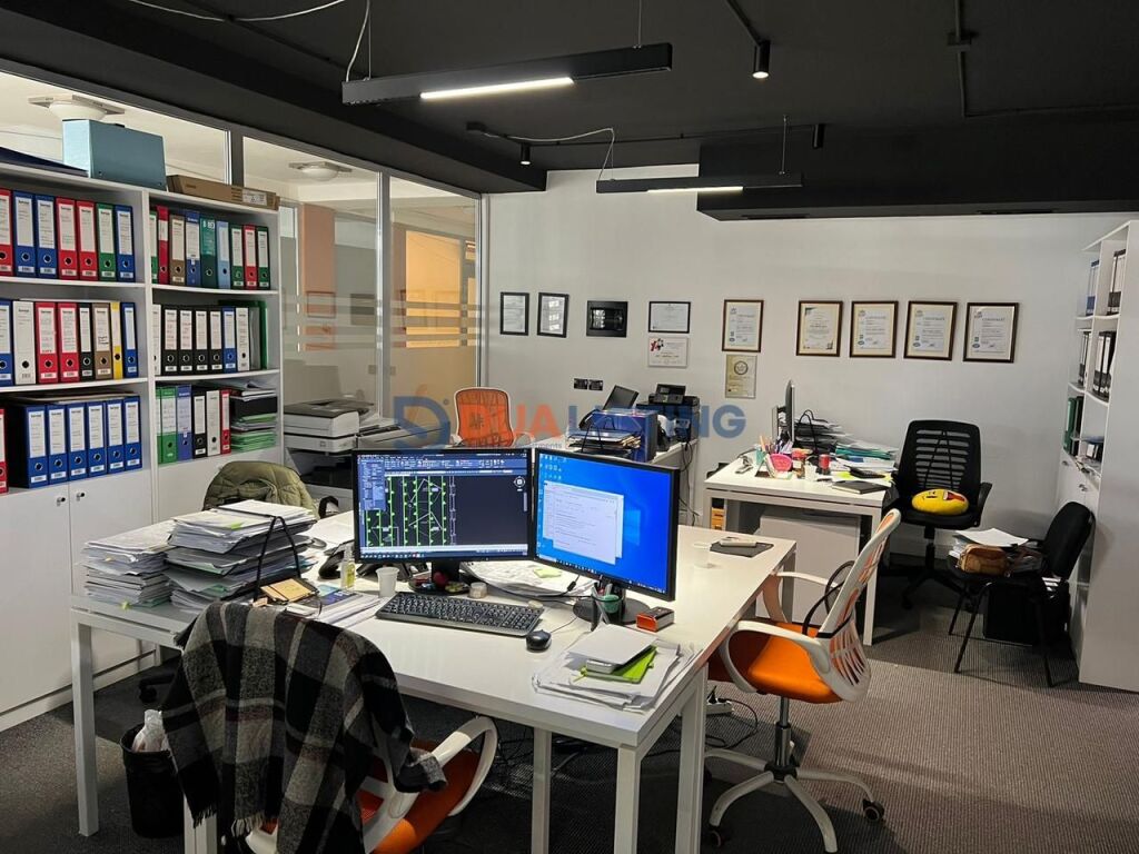 Locale ufficio in affitto a Pazari Ri, Tirana.