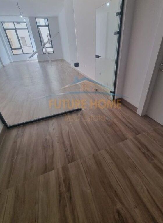 Qera, Zyre, Rruga Mine Peza, Tiranë.