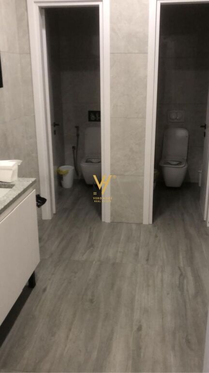 JEPET ZYRE 455 M2 ME QERA TE RRUGA HOXHA TAHSIM 5.000 EURO