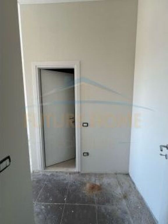 Shitet, Apartament 2+1+2, Fresku, Tiranë