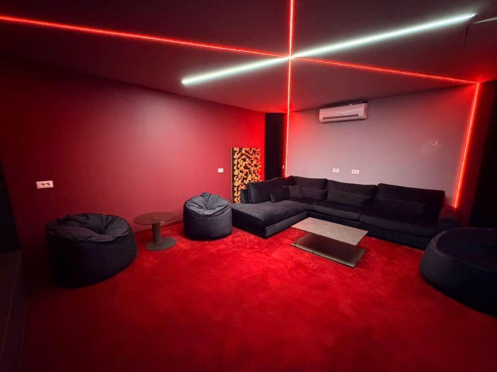 JEPET VILE ME PISHINE TEK REZIDENCA ELYSIUM NE MJULL BATHORE !!