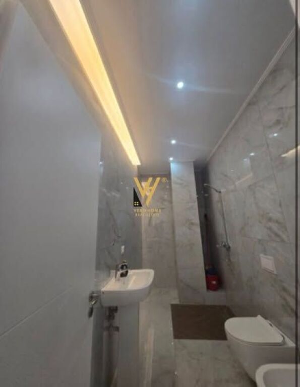 JEPET ZYRE 67 M2 ME QIRA TE KOMUNA E PARISIT 700 EURO