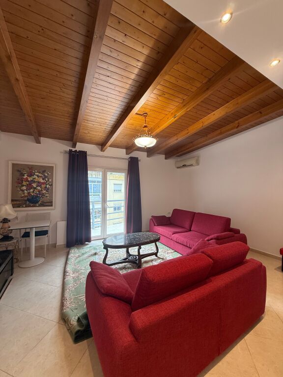 🏠JEPET ME QIRA Apartament 3+1+2+bllk 📍Selvia, prane Qendres 🏢Kati i 7, me ashensor  🛋️Hyrja eshte e mobiluar 📐Sip. 120m2 Neto 💶 Çmimi: 1500€