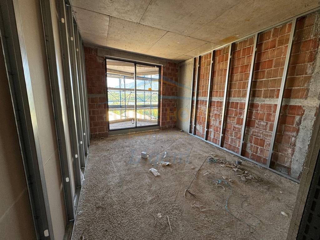 Shitet, Apartament 1+1, Liqeni i Thatë, Tiranë